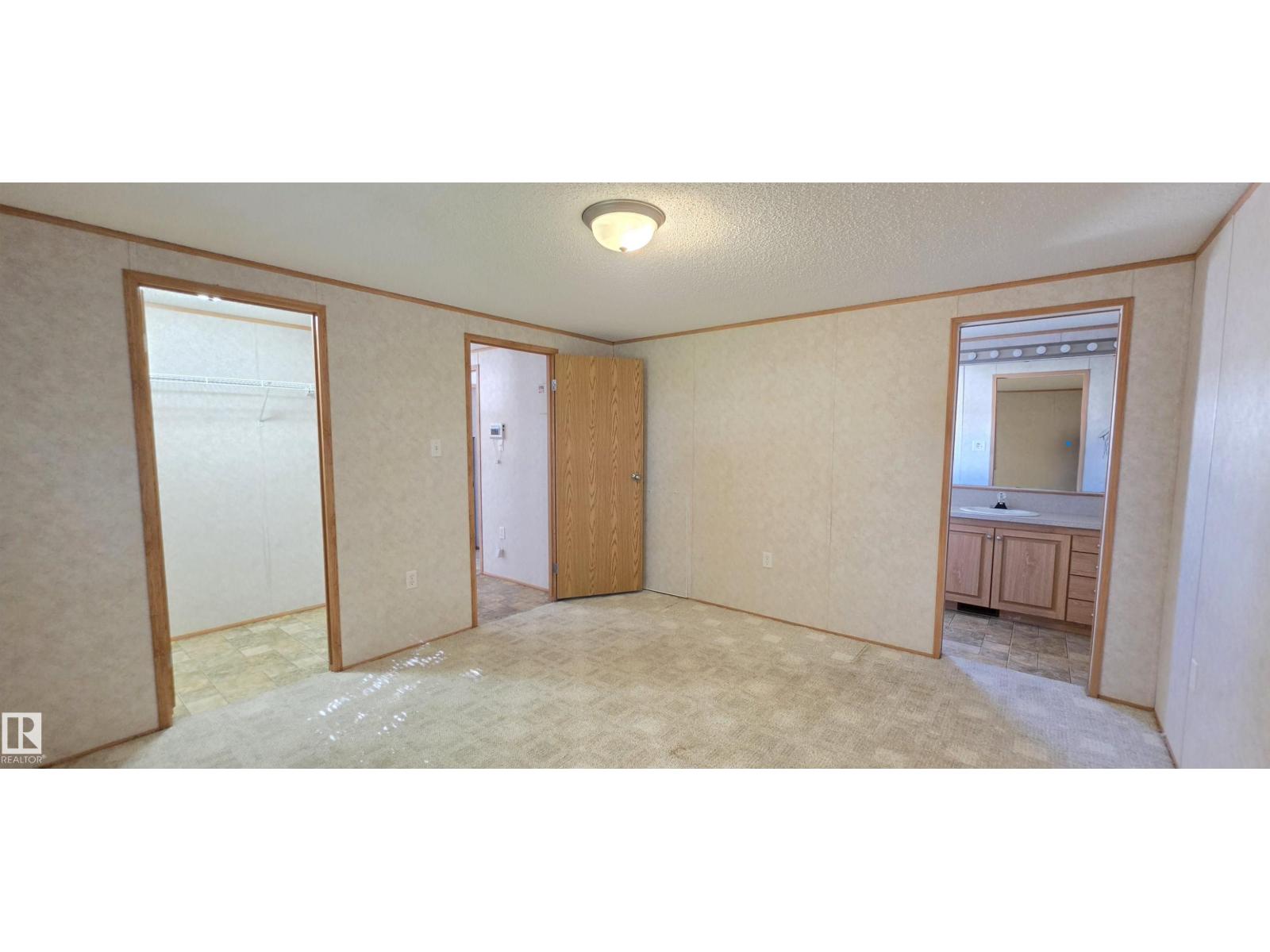 #56 4202 45 ST - 16