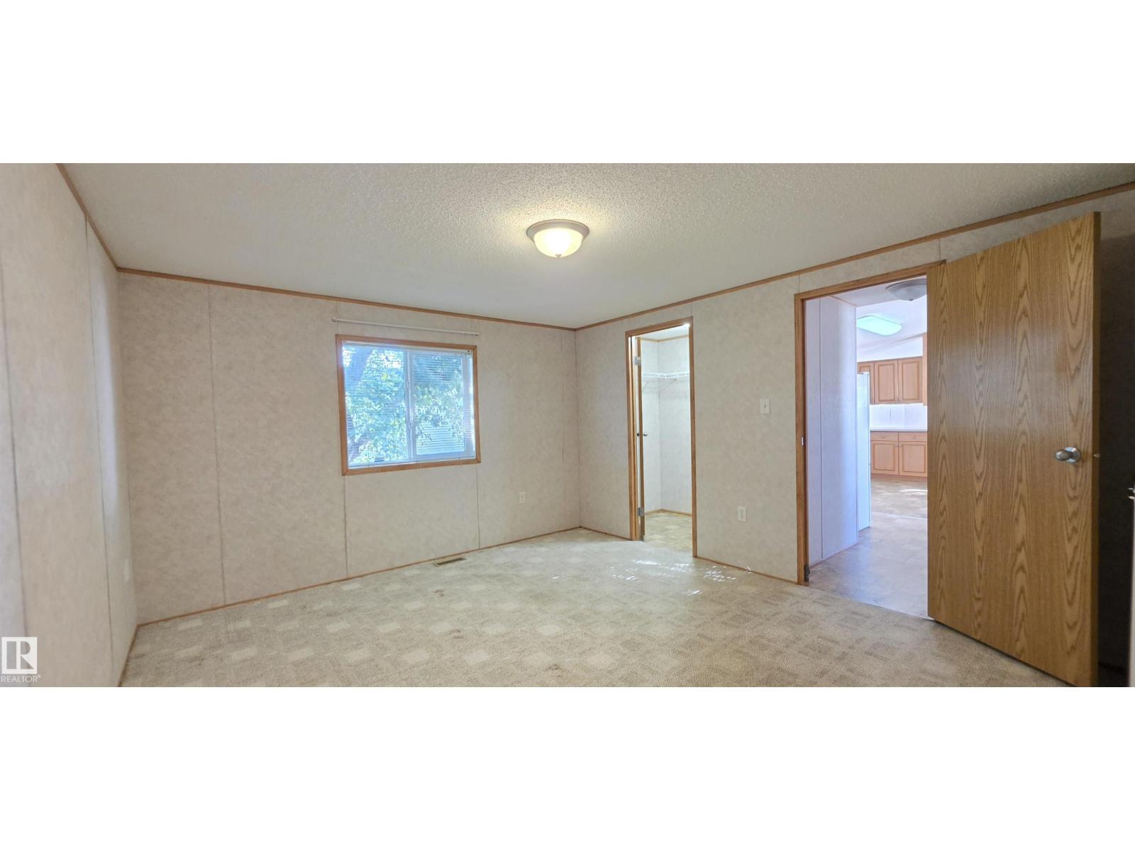 #56 4202 45 ST - 17
