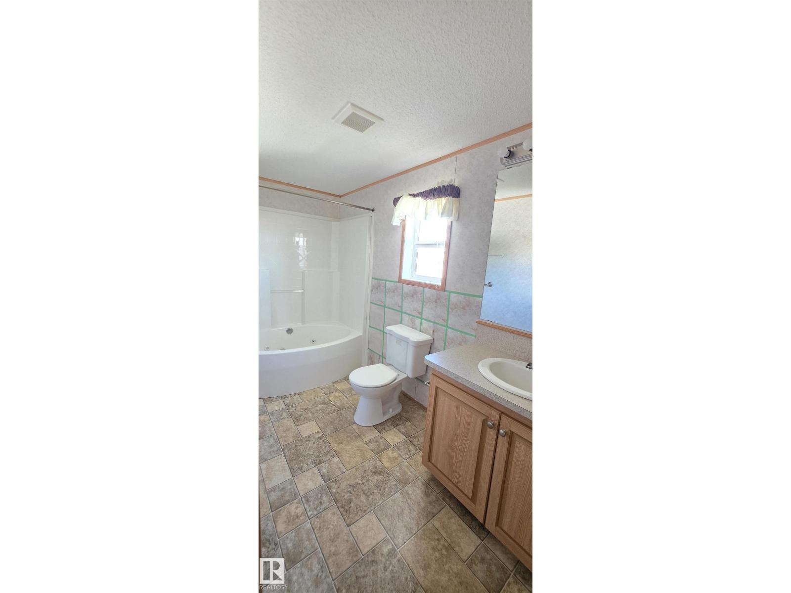 #56 4202 45 ST - 19