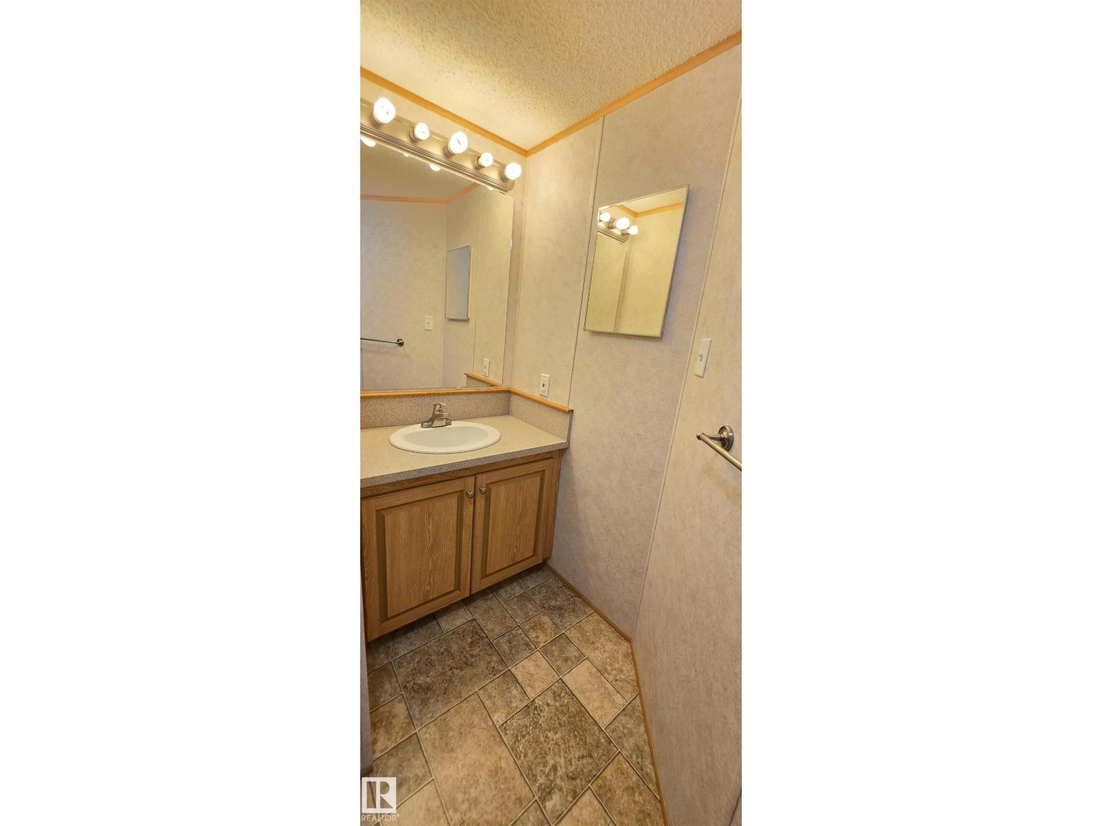 #56 4202 45 ST - Image 24