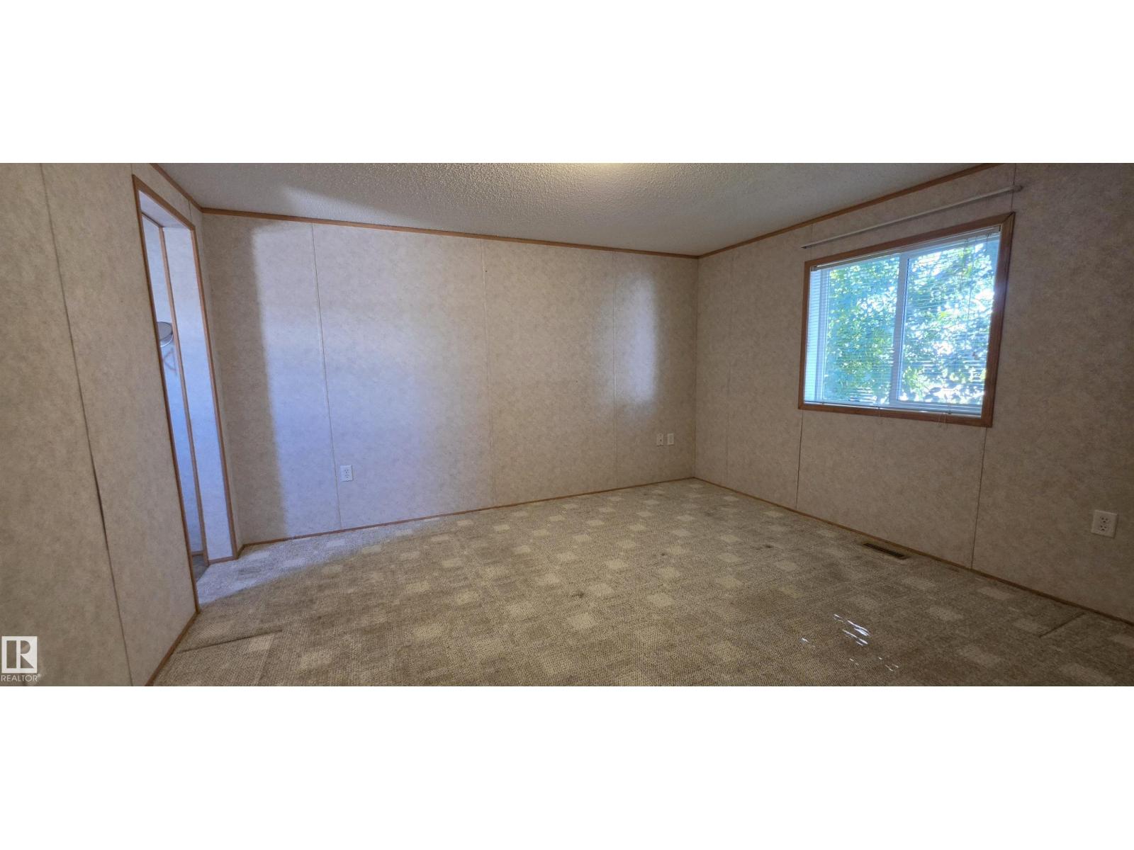 #56 4202 45 ST - 15
