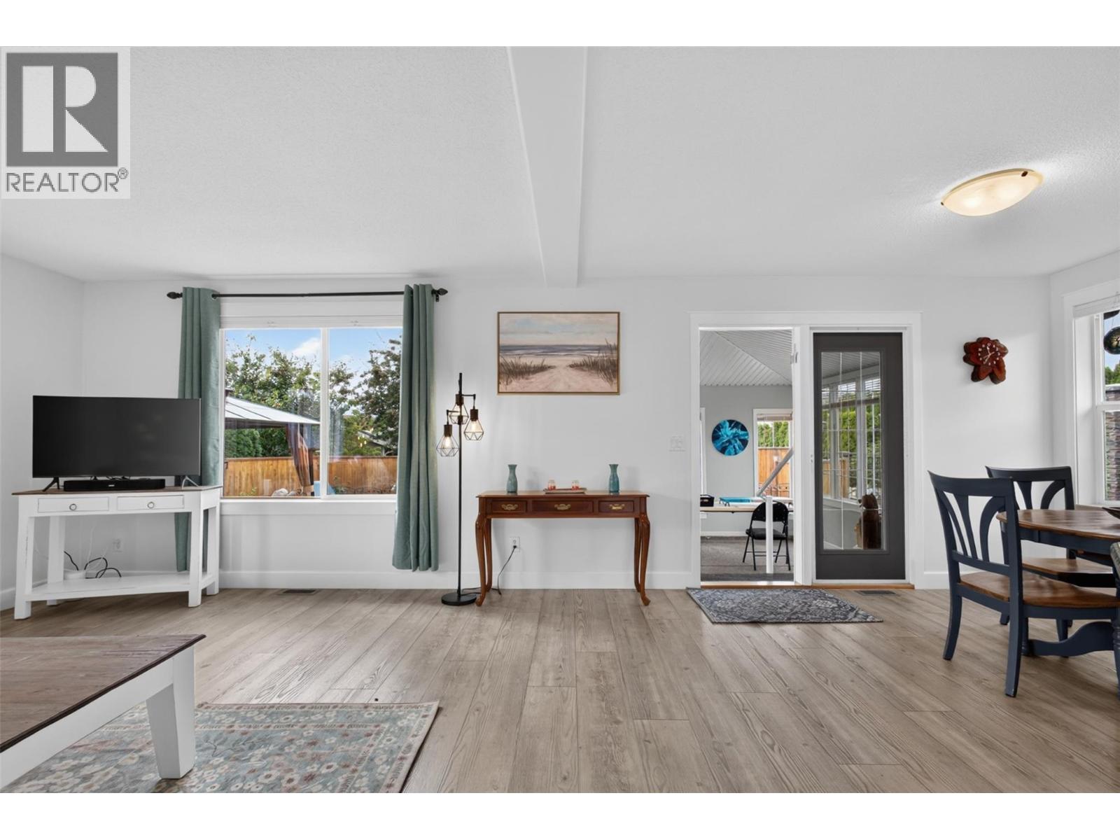3493 Oak Crescent - Image 12