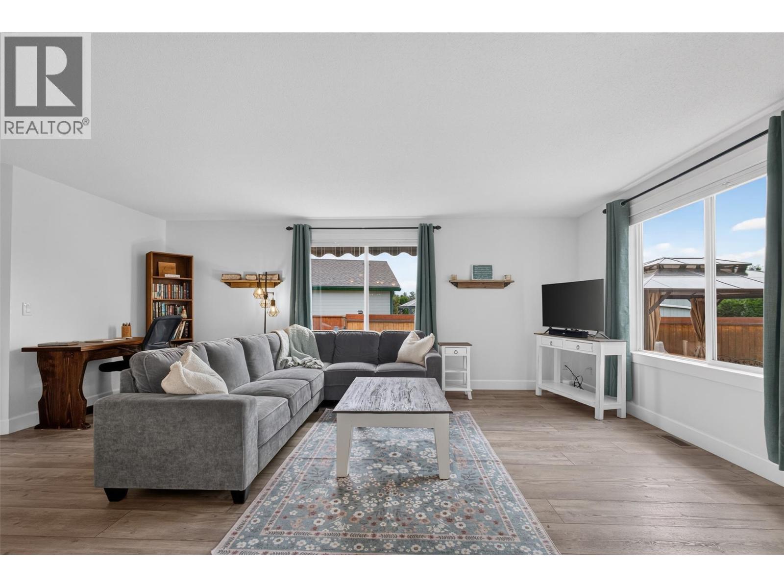 3493 Oak Crescent - Image 6