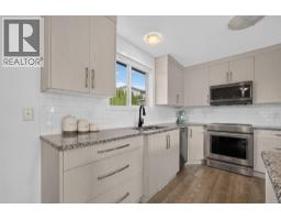 Foyer - 3493 Oak Crescent, West Kelowna, BC V4T3A5 Photo 8