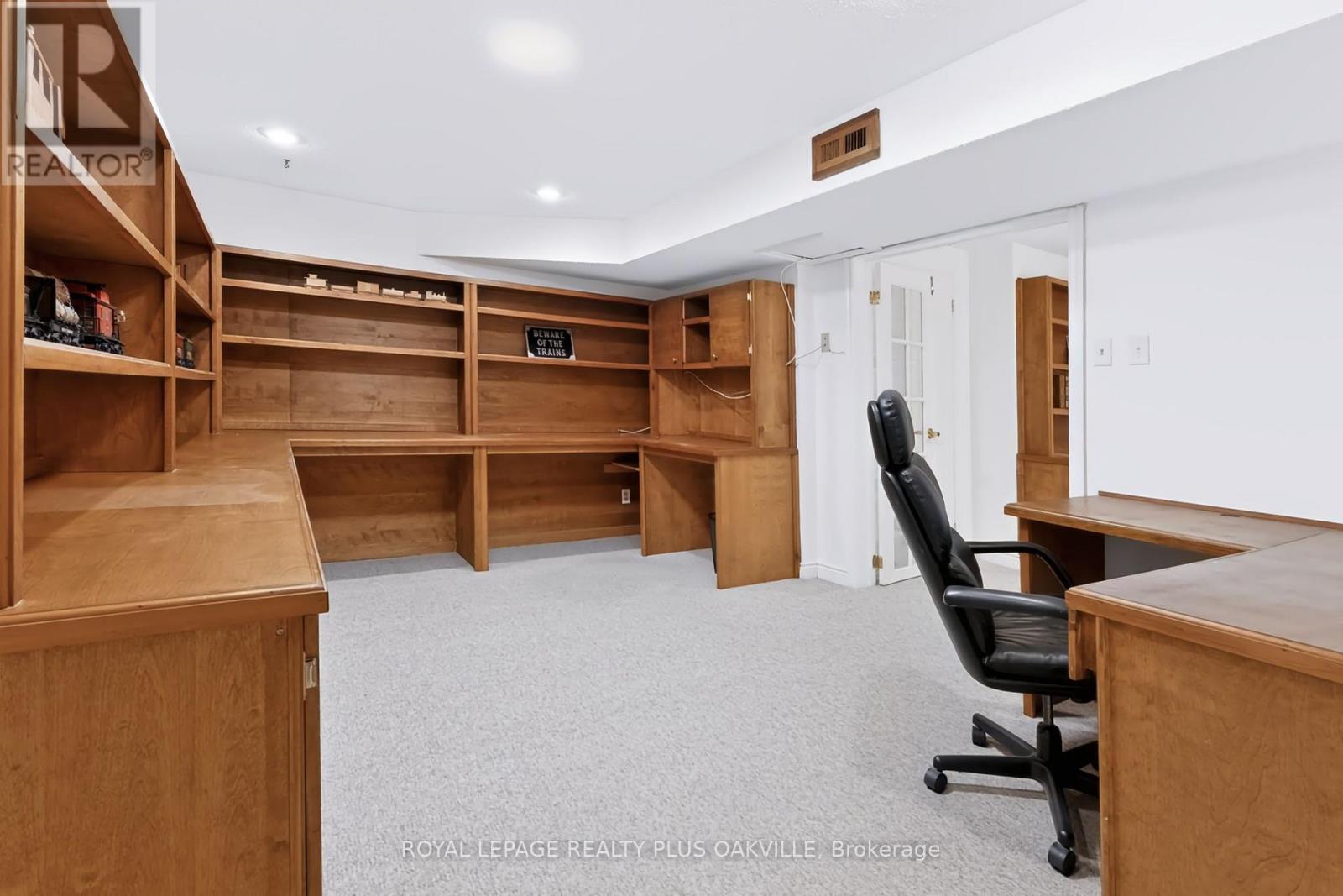 279 HICKORY CIRCLE - Image 42