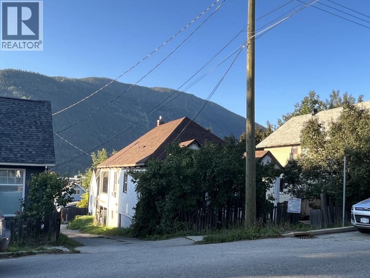 411 LATIMER Street - 24