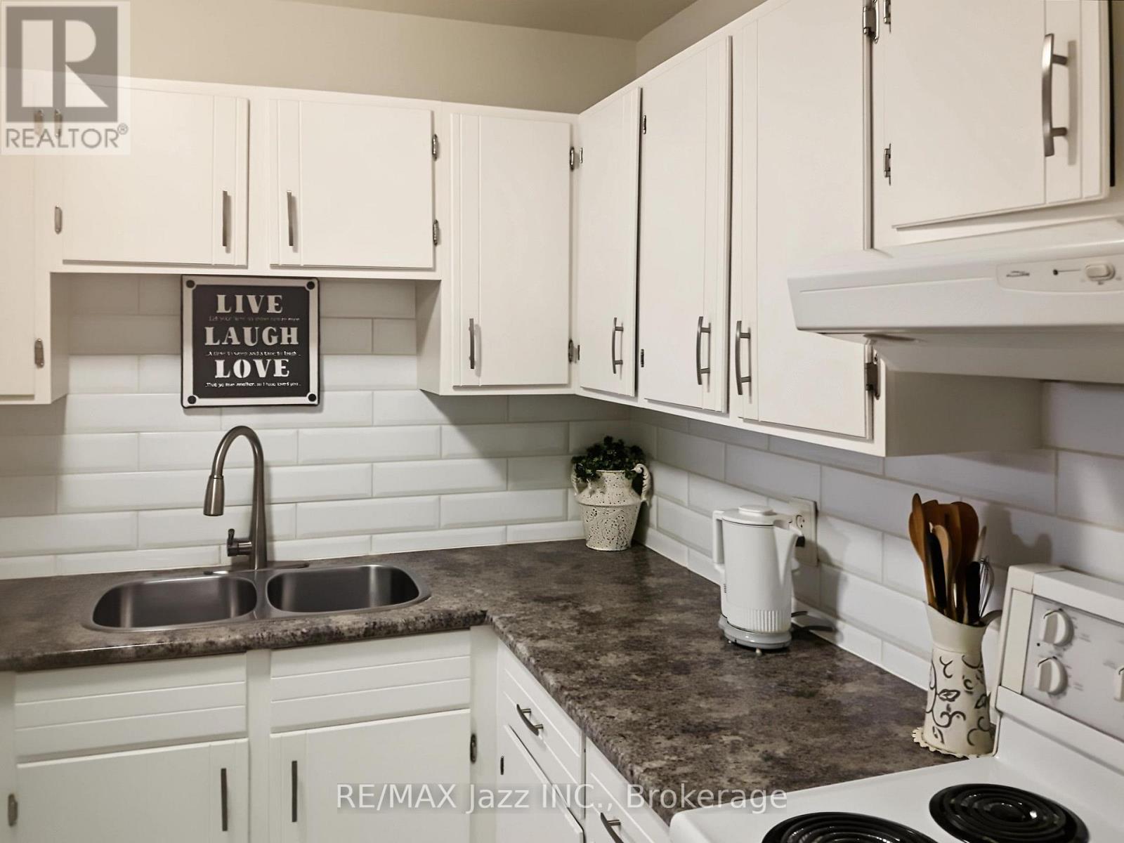 #304 131 Taunton Road East, Oshawa (Centennial), Ontario, L1G3T8, Oshawa (Centennial), Ontario — photo 3 of 5