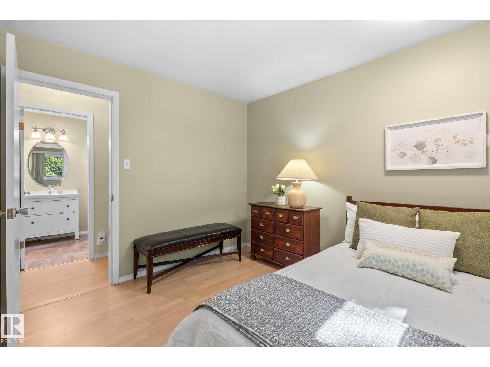 15716 78A AV NW - 38