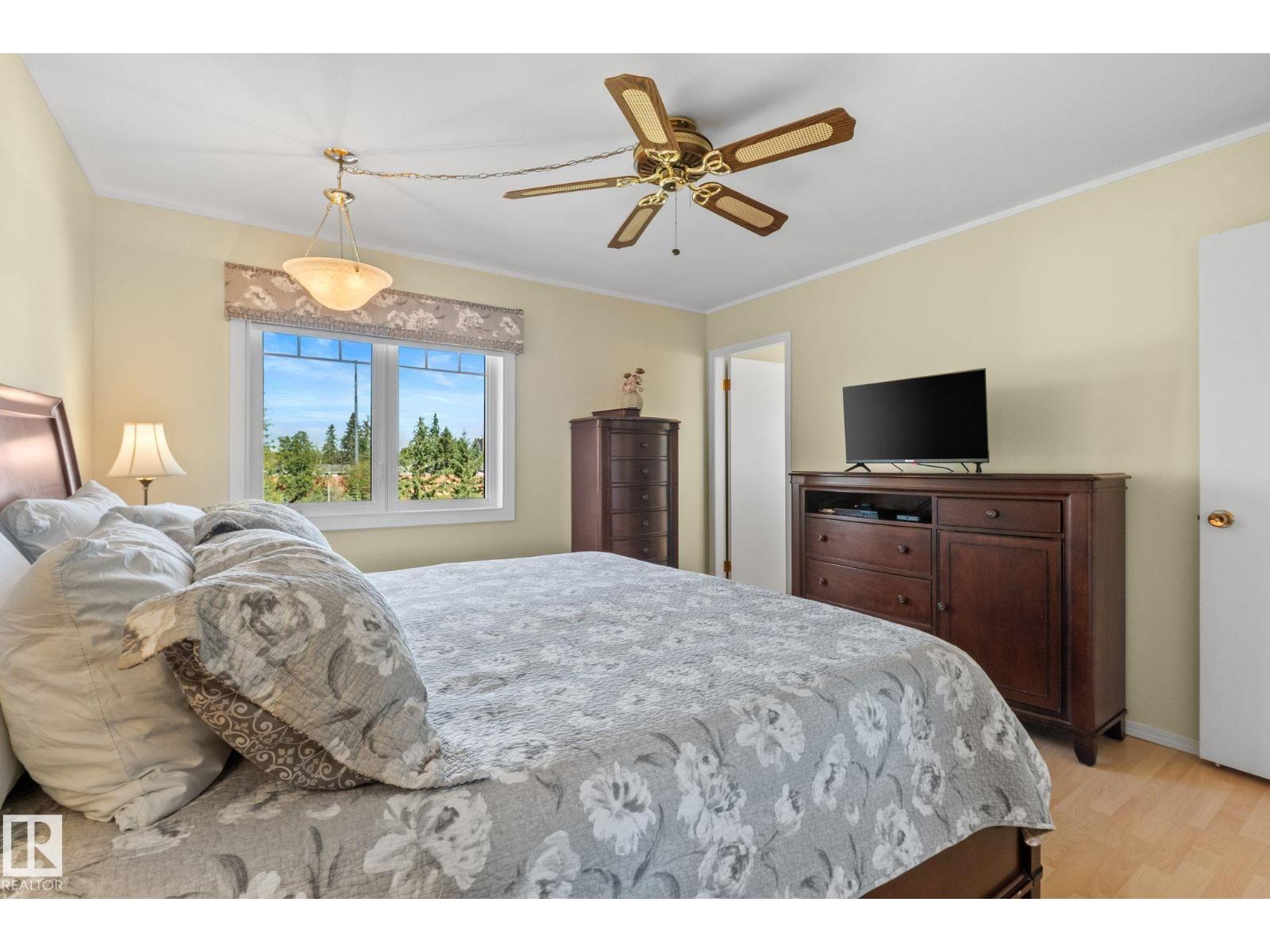 15716 78A AV NW - 44