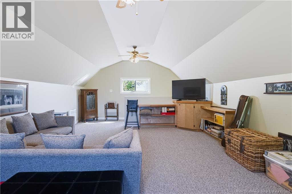 636 Barclay Loop - 26