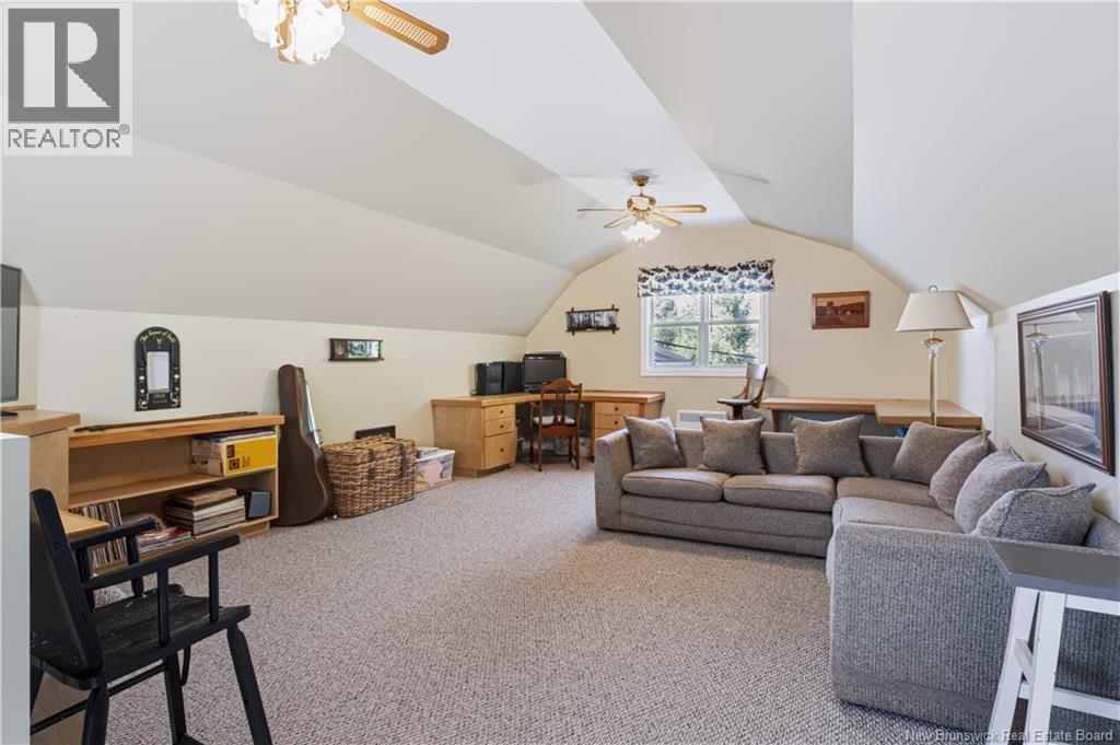 636 Barclay Loop - 25