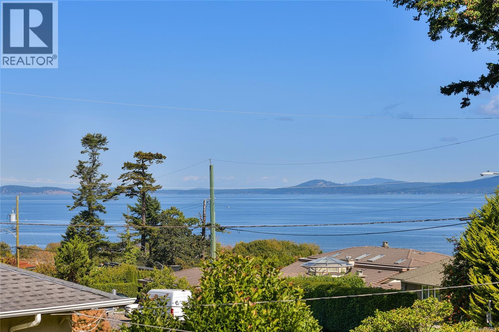 1 4430 Shore Way, Saanich