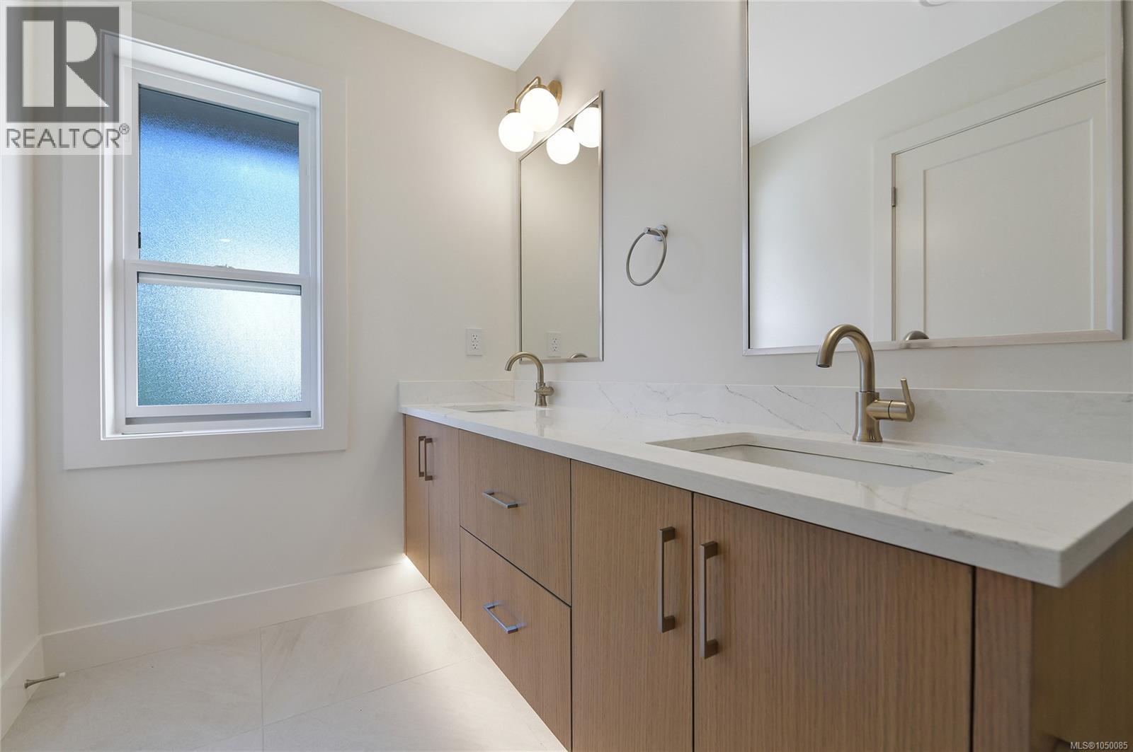1 4430 Shore Way, Saanich