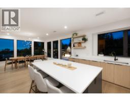 255 Sandringham Crescent, North Vancouver, BC V7N2R7 Photo 17