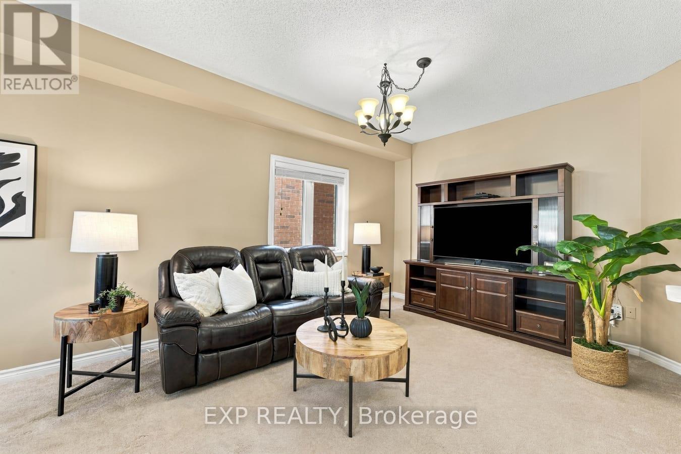 36 SALTZBURG CRESCENT - 4