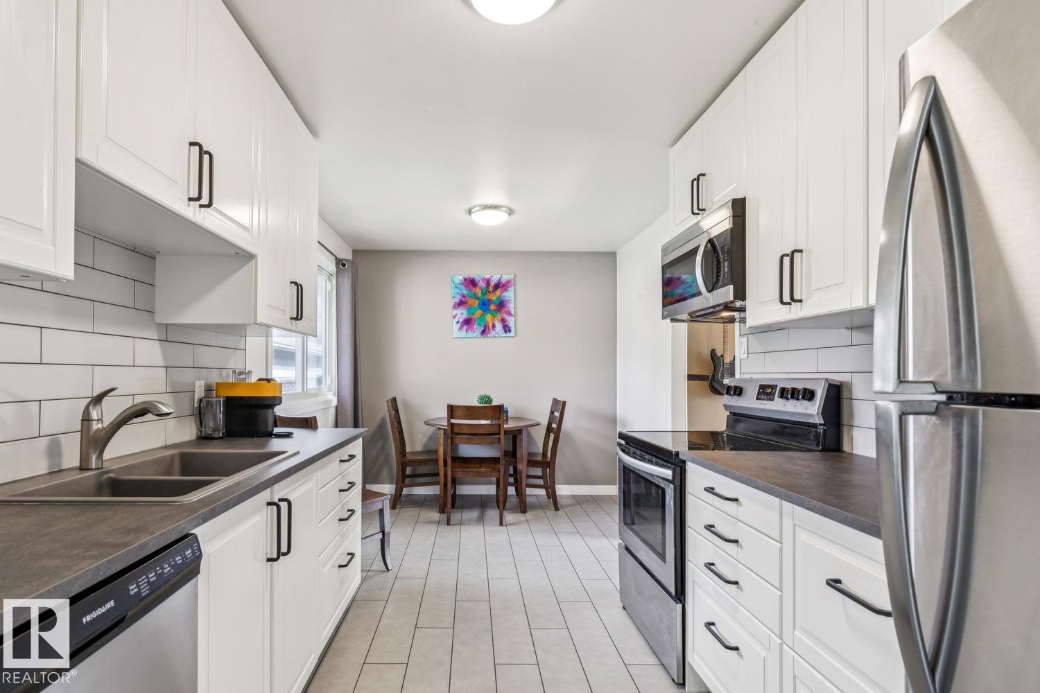 16522 104 AV NW - 11