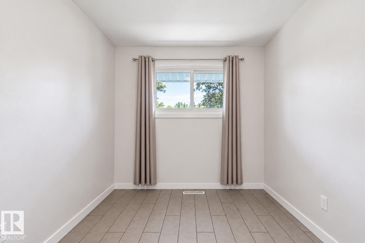 16522 104 AV NW - 21