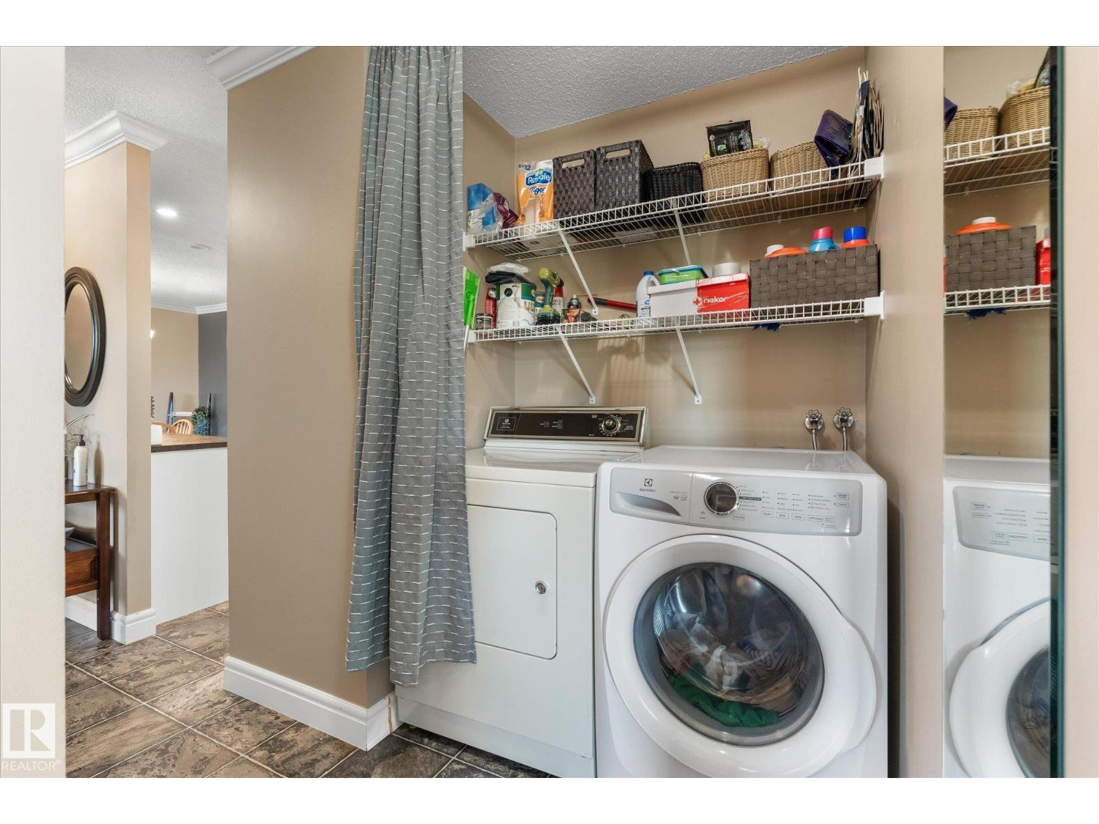 11230 18 AV NW - Image 37
