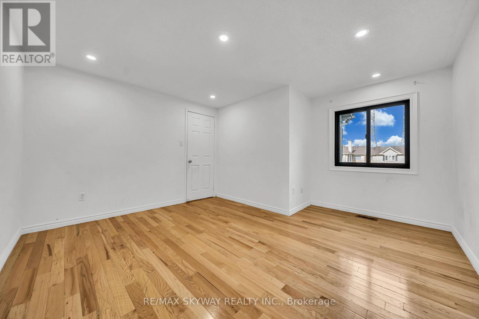 2055 BLUE RIDGE CRESCENT - 18