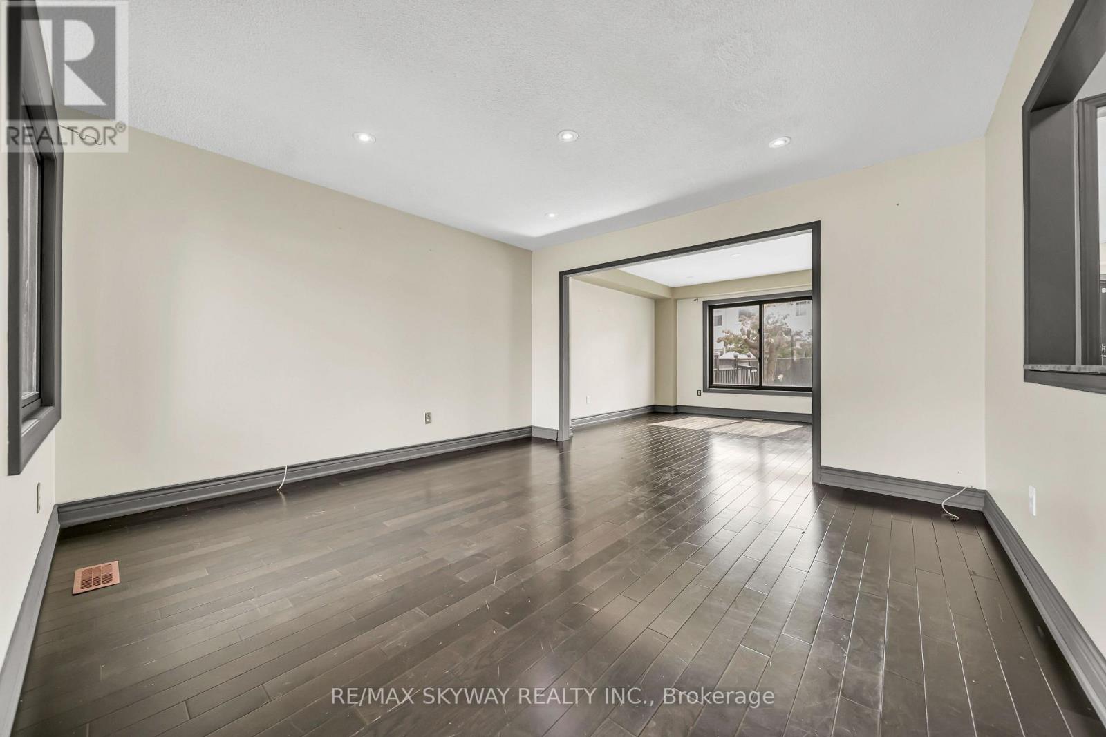 2055 BLUE RIDGE CRESCENT - 12