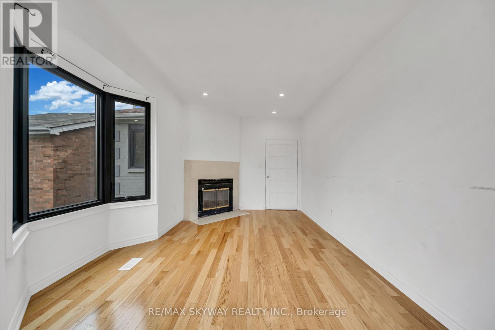 2055 BLUE RIDGE CRESCENT - 17