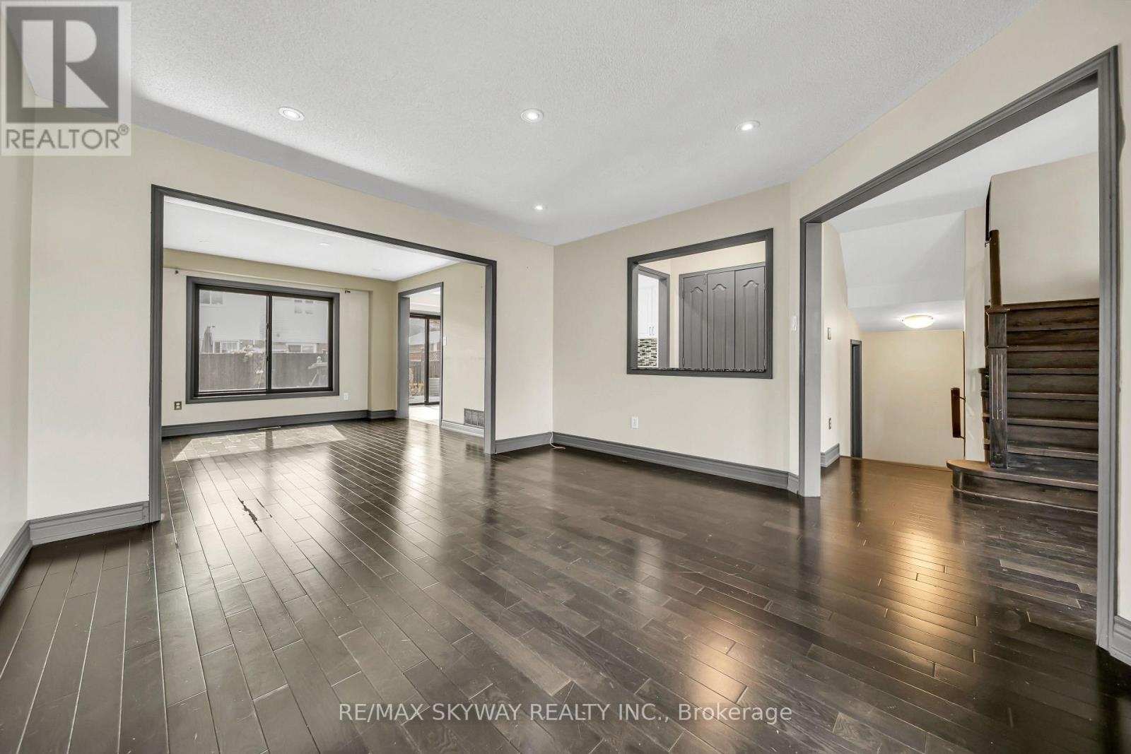 2055 BLUE RIDGE CRESCENT - Image 24