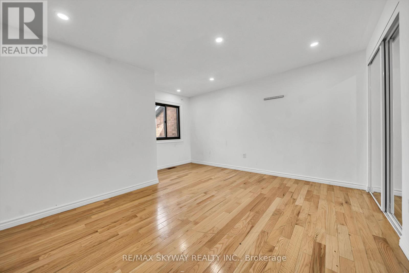 2055 BLUE RIDGE CRESCENT - 34