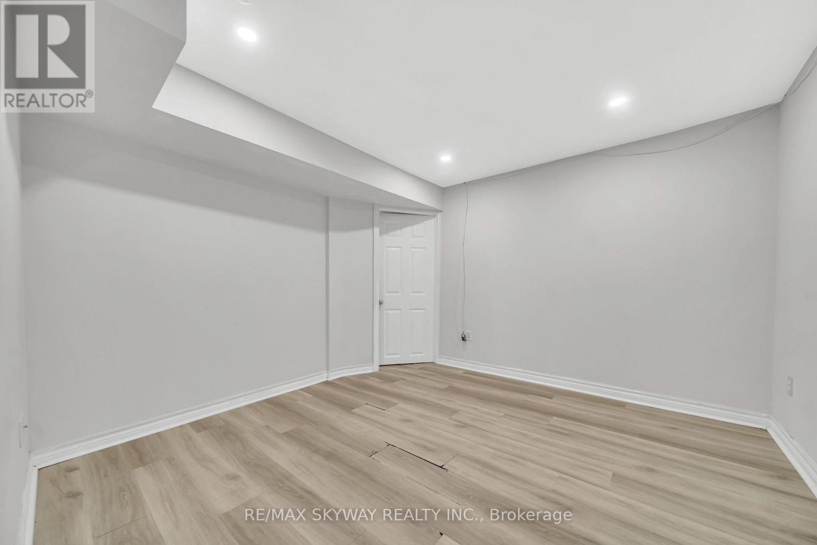2055 BLUE RIDGE CRESCENT - 21