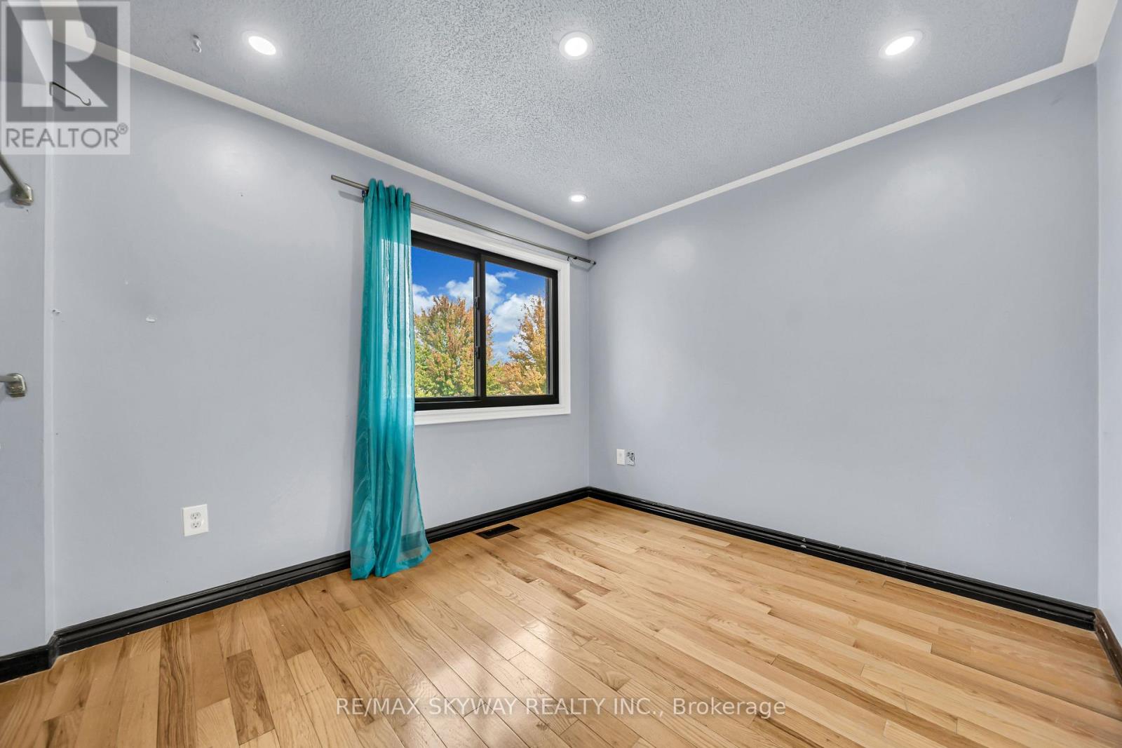 2055 BLUE RIDGE CRESCENT - 32