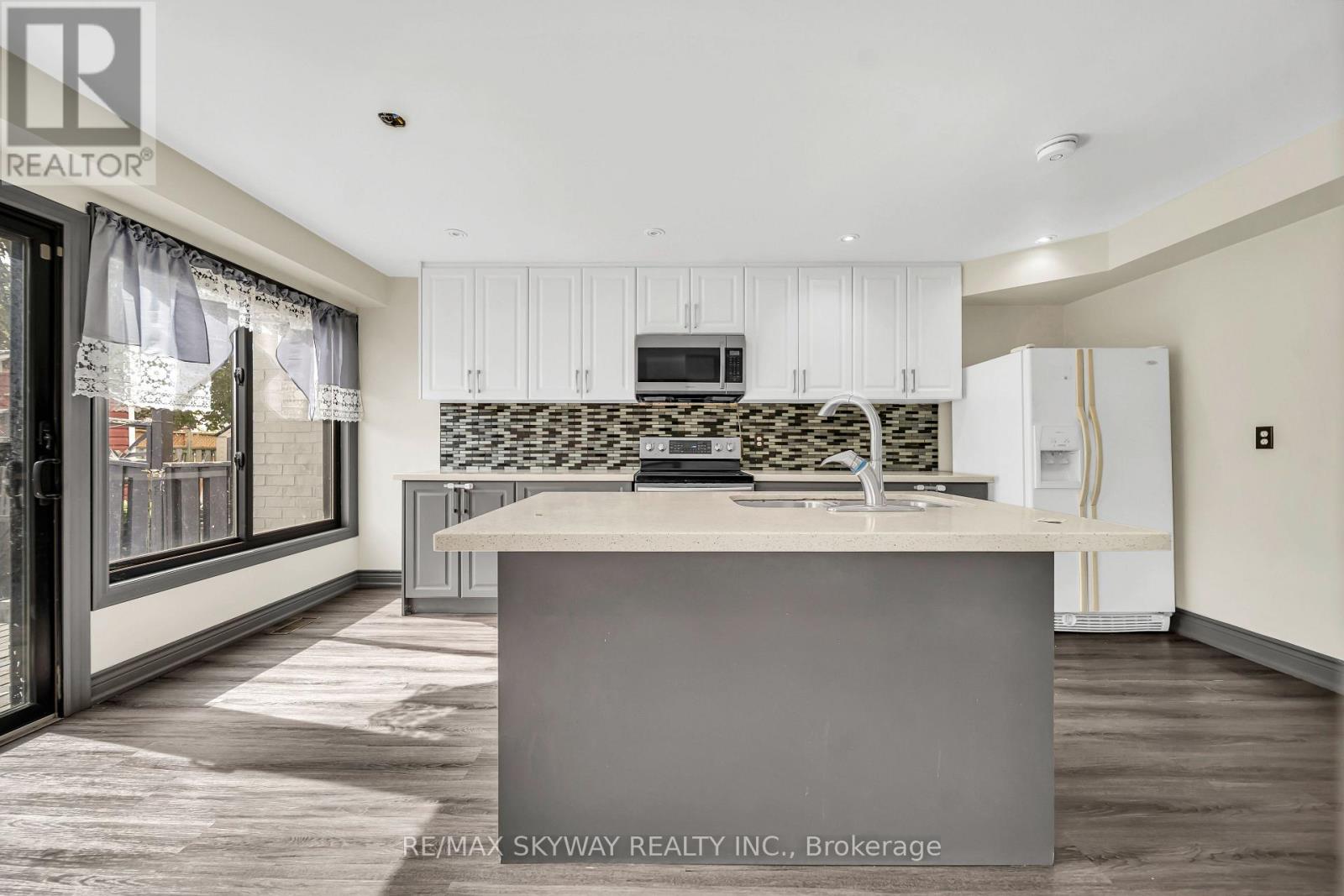 2055 BLUE RIDGE CRESCENT - 29