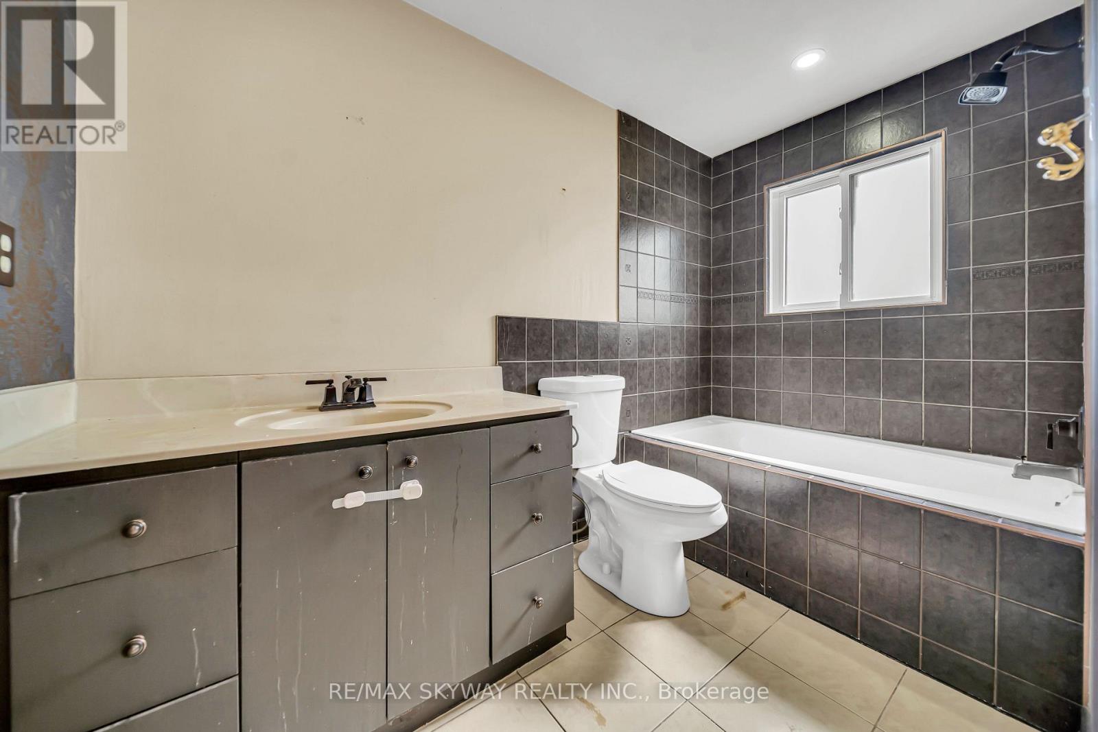 2055 BLUE RIDGE CRESCENT - 37