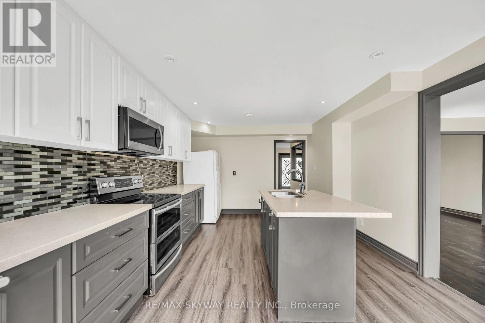 2055 BLUE RIDGE CRESCENT - 27