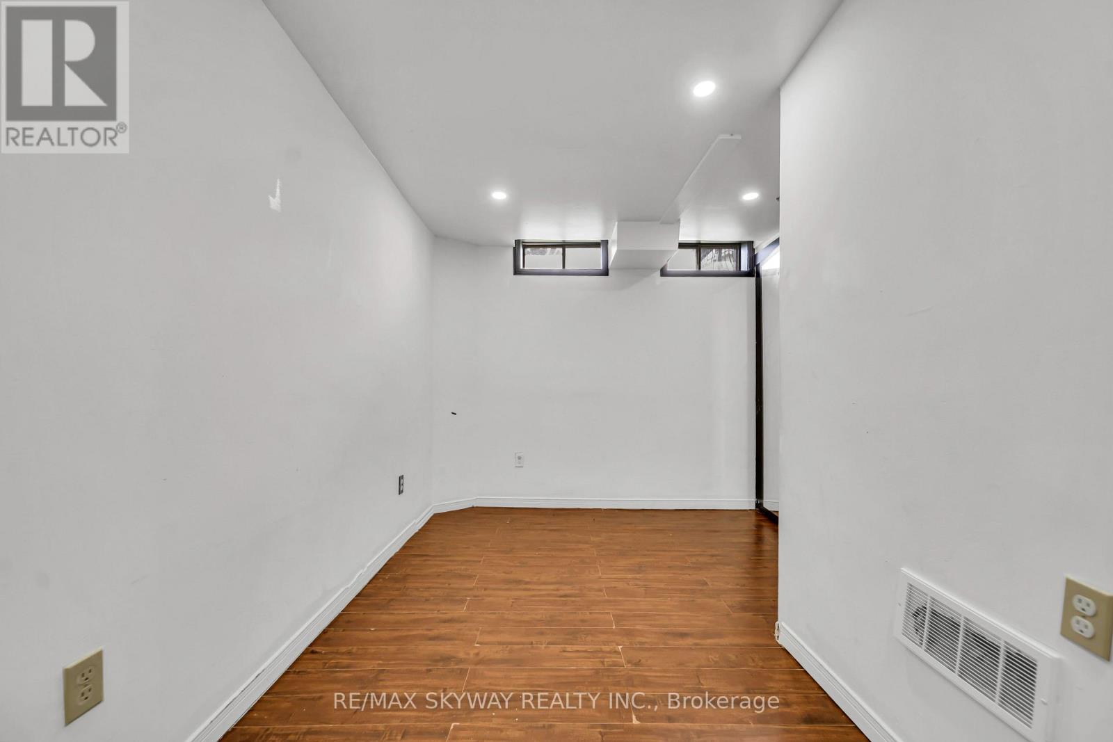 2055 BLUE RIDGE CRESCENT - 41