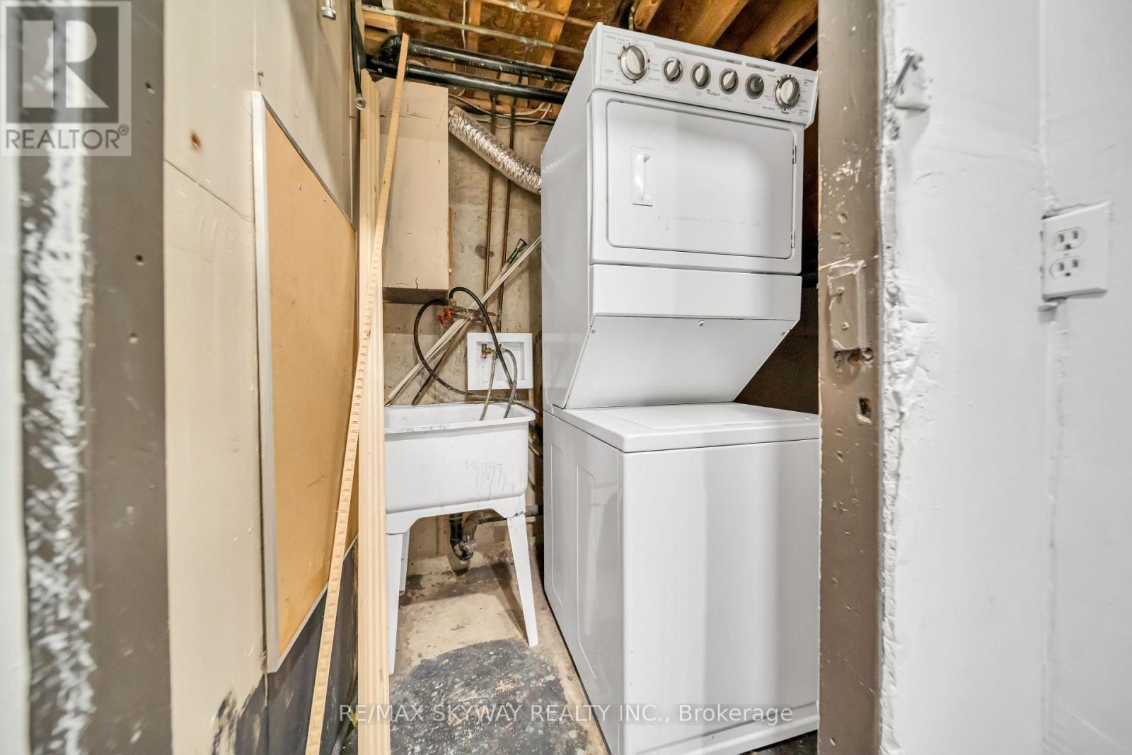 2055 BLUE RIDGE CRESCENT - Image 22