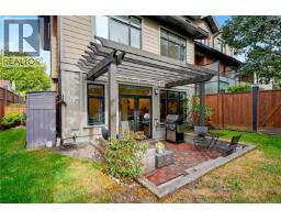 Kitchen - 4 2622 Shelbourne St, Victoria, BC V8R4L9 Photo 7