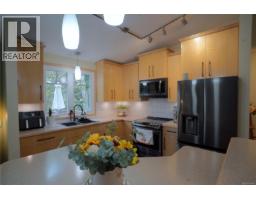 Kitchen - 180 Island Hwy, View Royal, BC V9B1G2 Photo 9