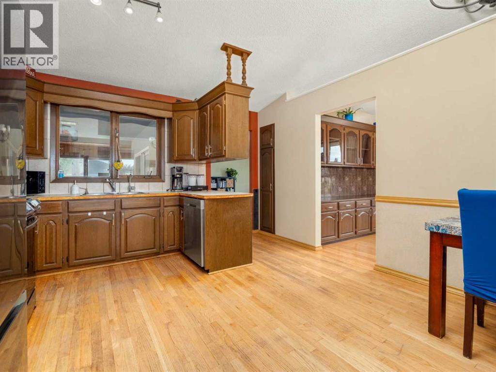 46 Laval Court W photo 13