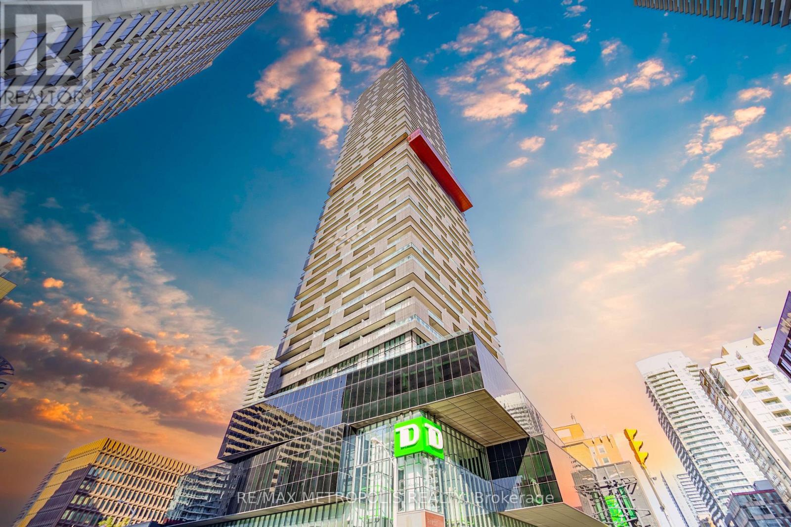 1504 - 8 EGLINTON AVENUE E