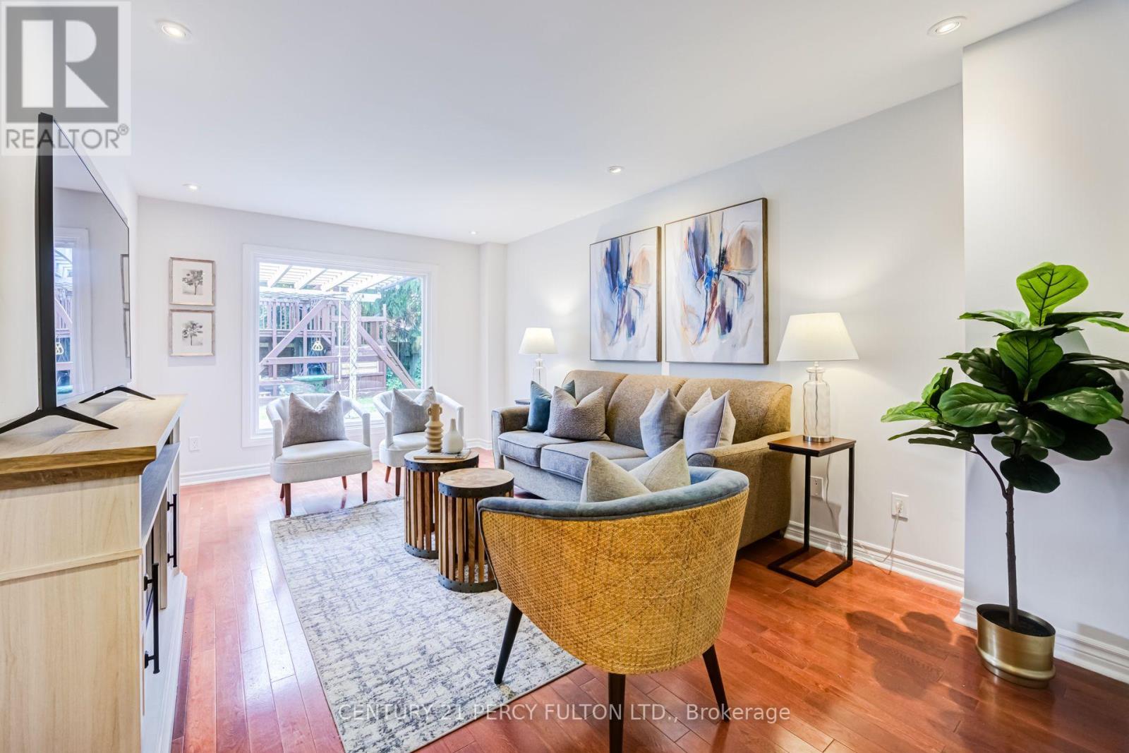 608 Beckworth Square, Pickering, ON photo 2