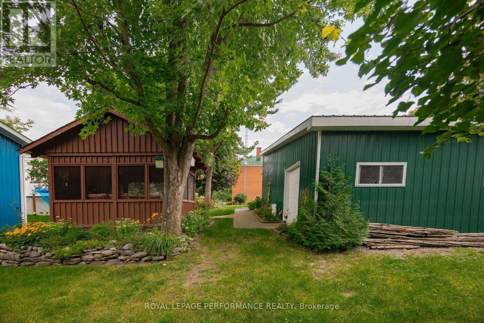 174 MAIN STREET S - 6