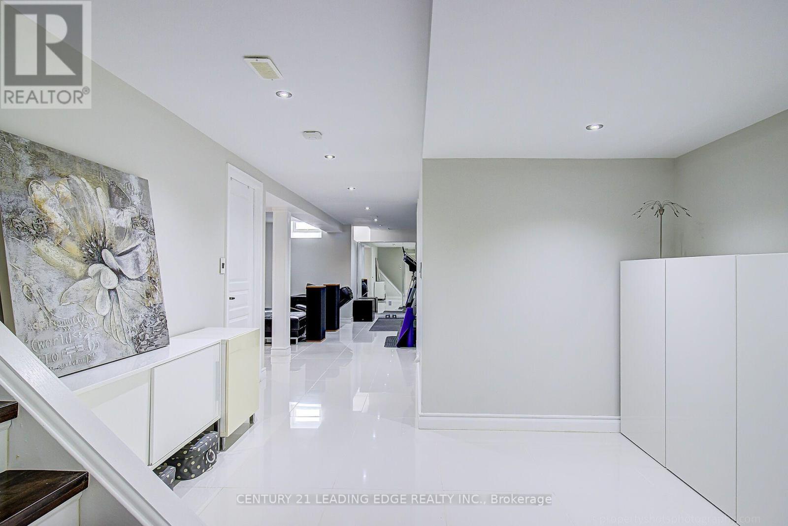9 FLORELLE DRIVE - 40