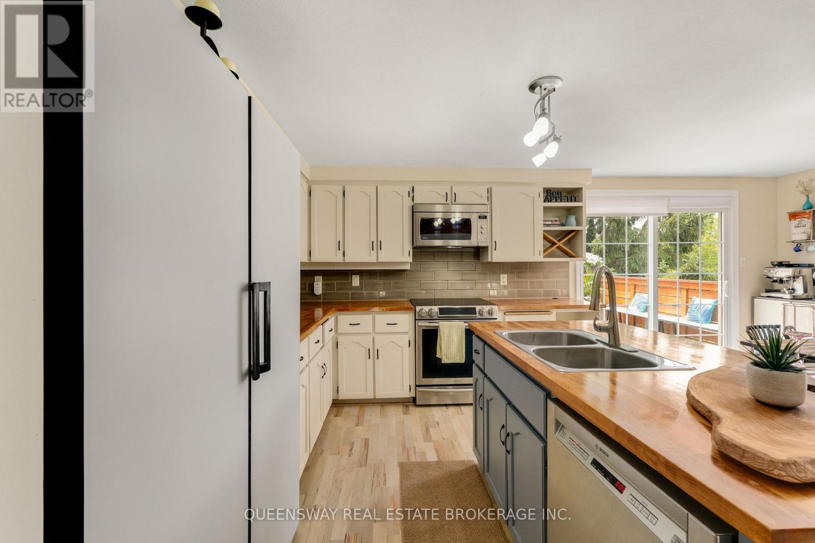 46 GREENWICH DRIVE - 15