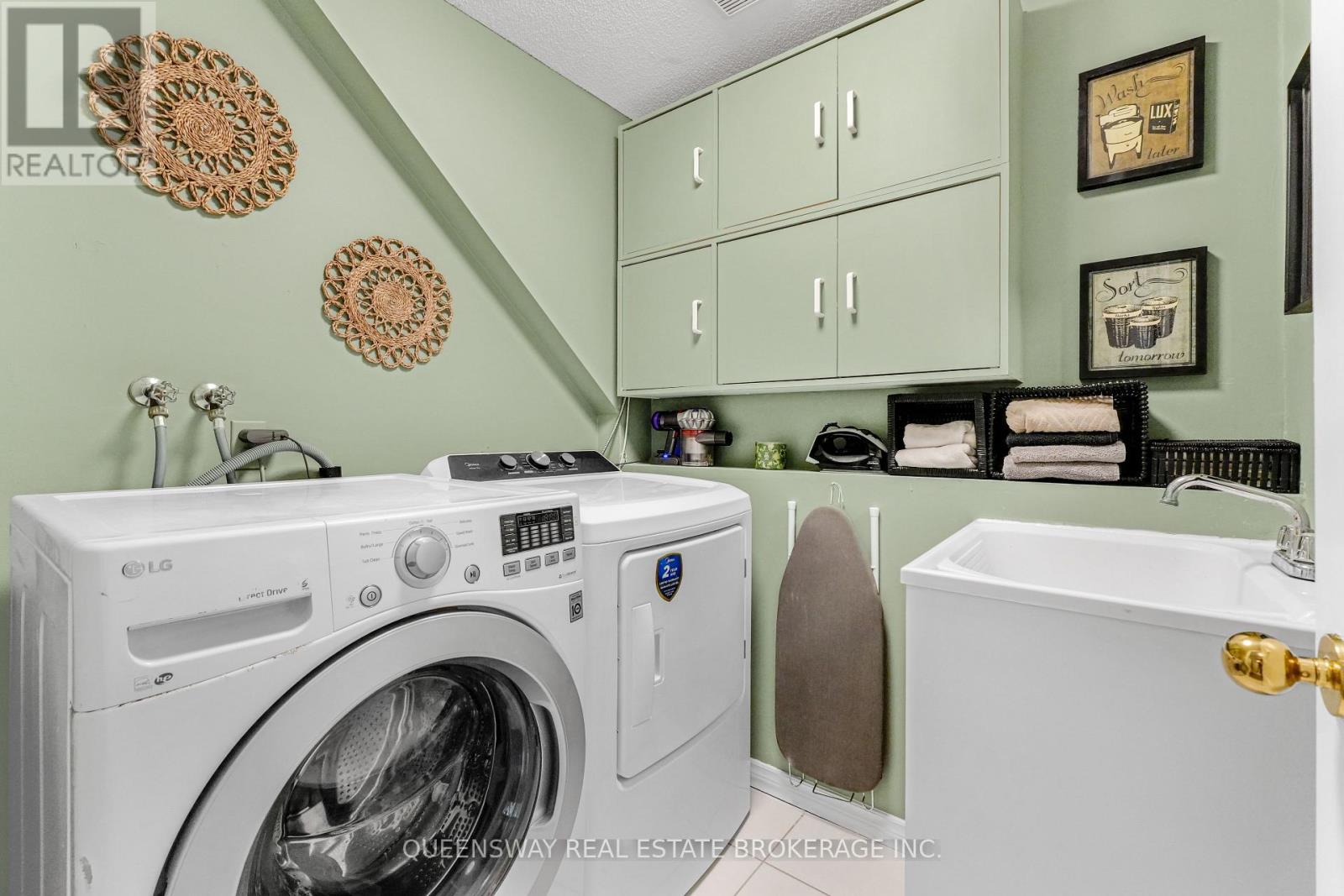 46 GREENWICH DRIVE - 32