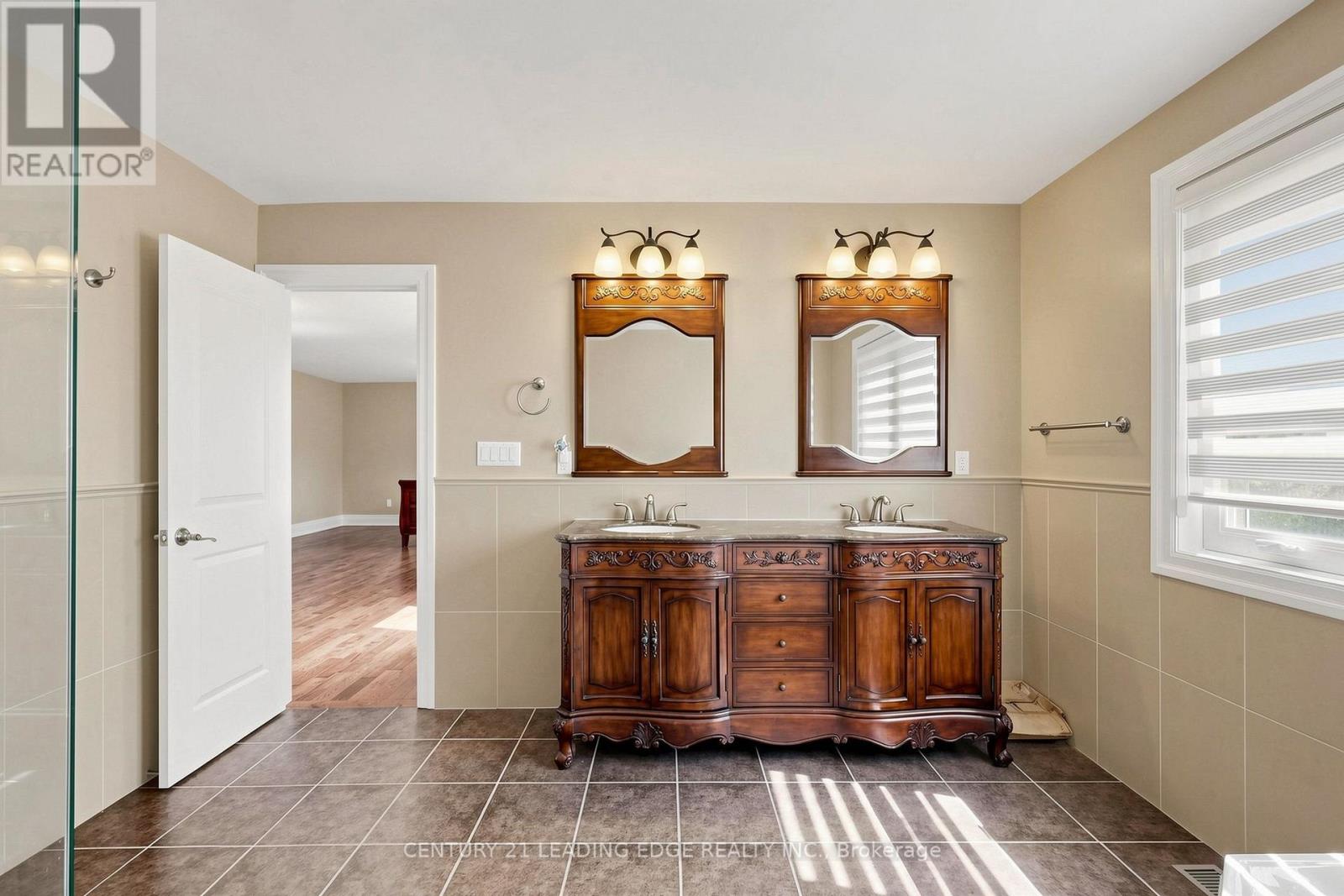 11 BELLVARE CRESCENT - 22