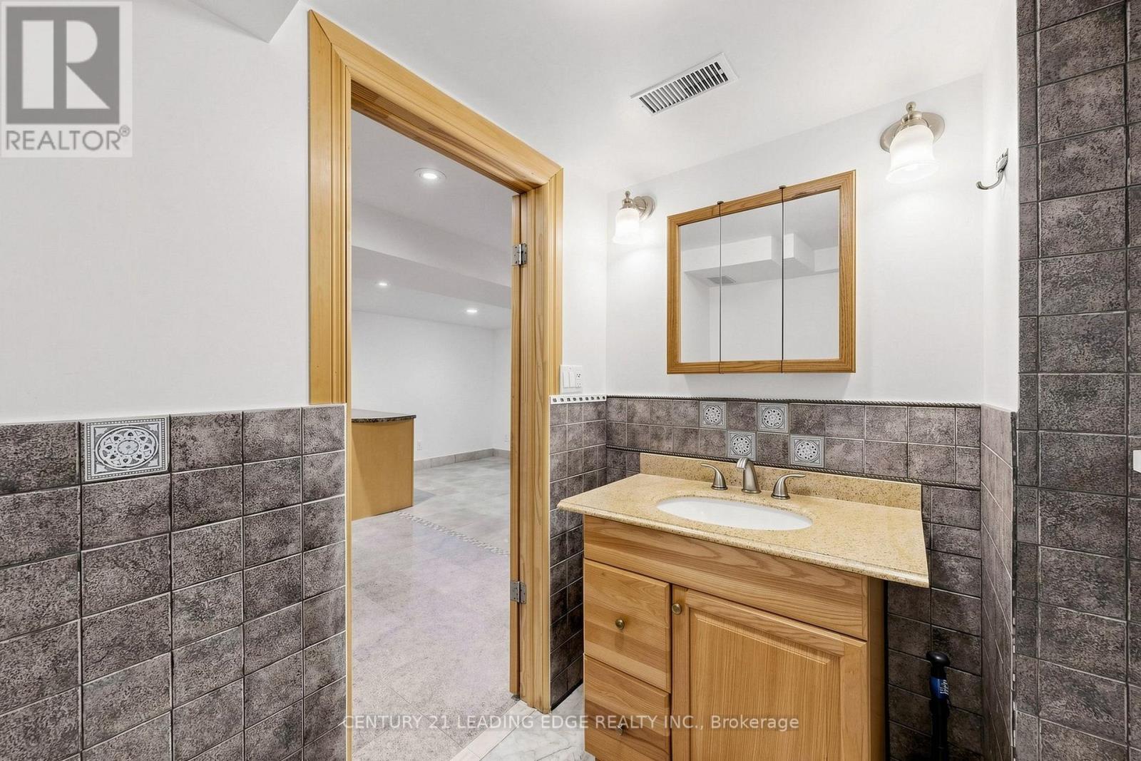 11 BELLVARE CRESCENT - Image 44