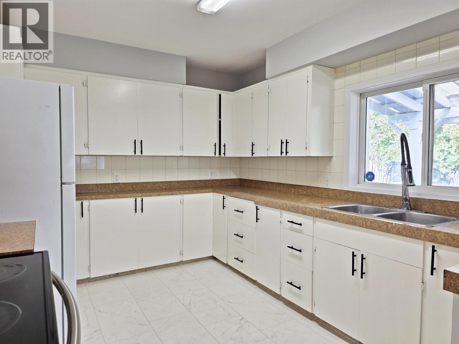 1042 MAPLE DRIVE - Image 4