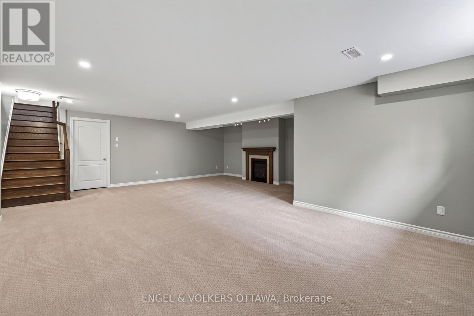 865 TEWIN CIRCLE photo 24