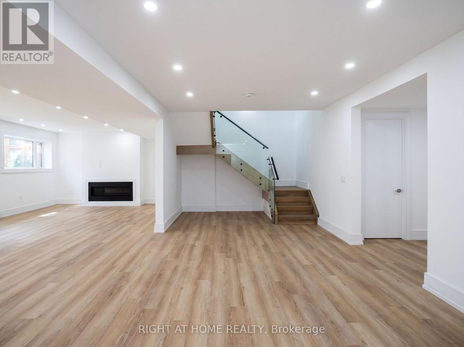 15 ORLON CRESCENT - 33