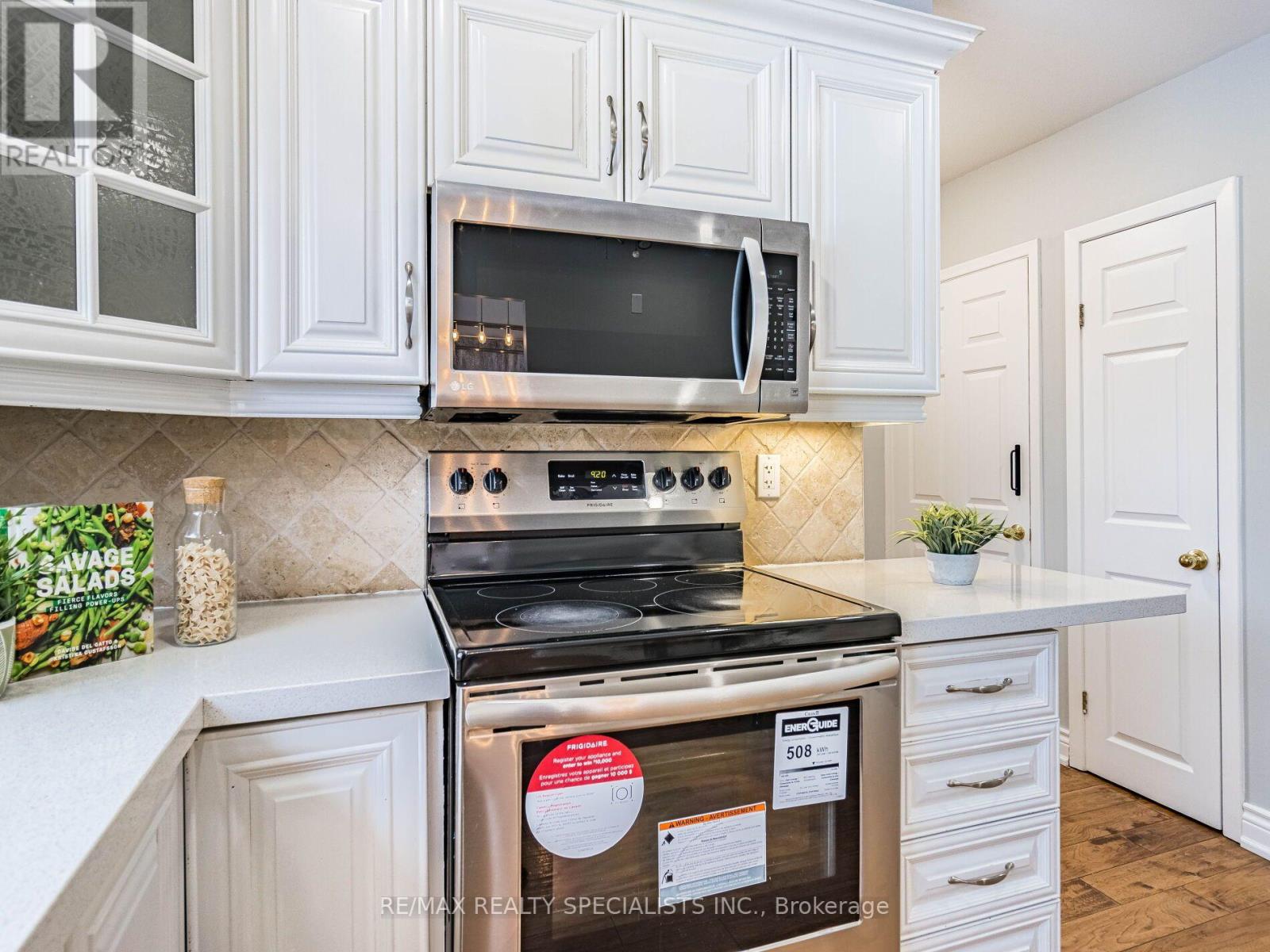 6 NORVAL CRESCENT - 12