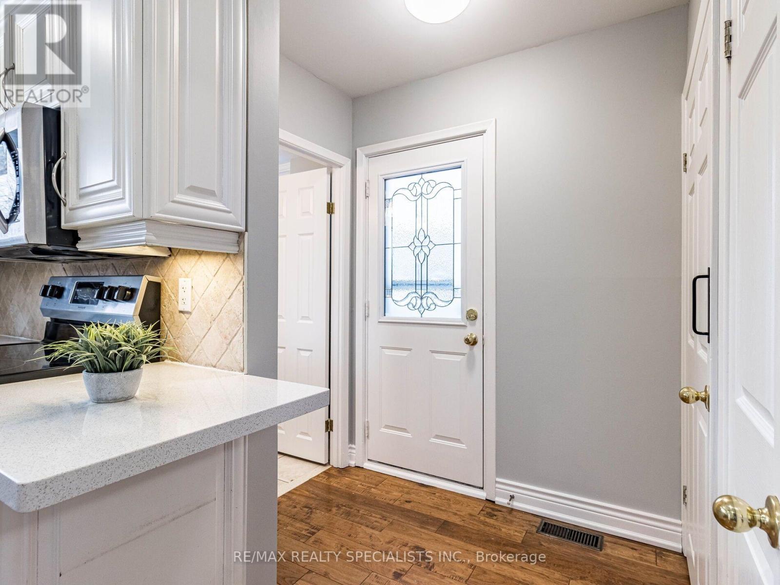 6 NORVAL CRESCENT - 14